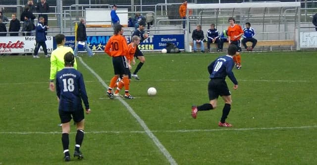 Zarobki piłkarzy w 4 lidze: jakie są realia finansowe zawodników? Zarobki piłkarzy w 4 lidze: jakie są realia finansowe zawodników?