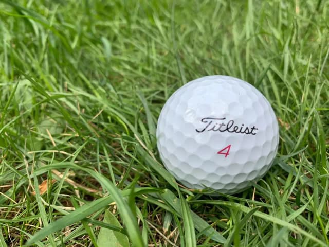Jak daleko leci piłka golfowa? Odkryj maksymalne odległości i czynniki wpływające. Jak daleko leci piłka golfowa? Odkryj maksymalne odległości i czynniki wpływające.