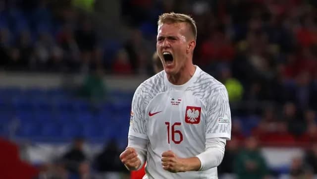 Kamil Grabara zarobki: Ile naprawdę zarabia jeden z najlepszych bramkarzy? Kamil Grabara zarobki: Ile naprawdę zarabia jeden z najlepszych bramkarzy?