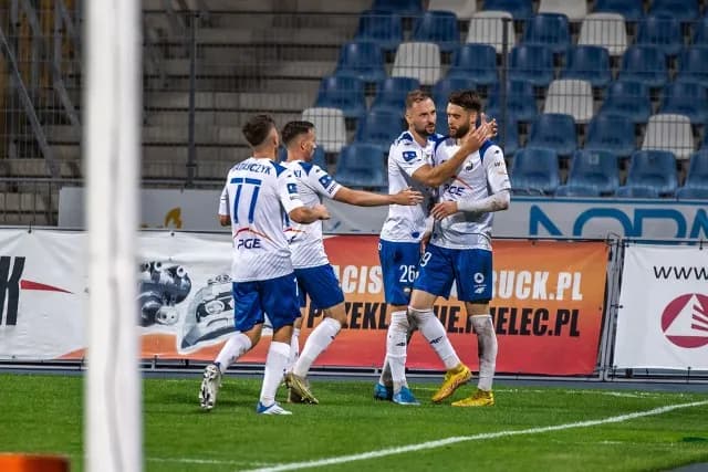 Zarobki piłkarzy w 1 lidze - ile naprawdę zarabiają na boisku? Zarobki piłkarzy w 1 lidze - ile naprawdę zarabiają na boisku?